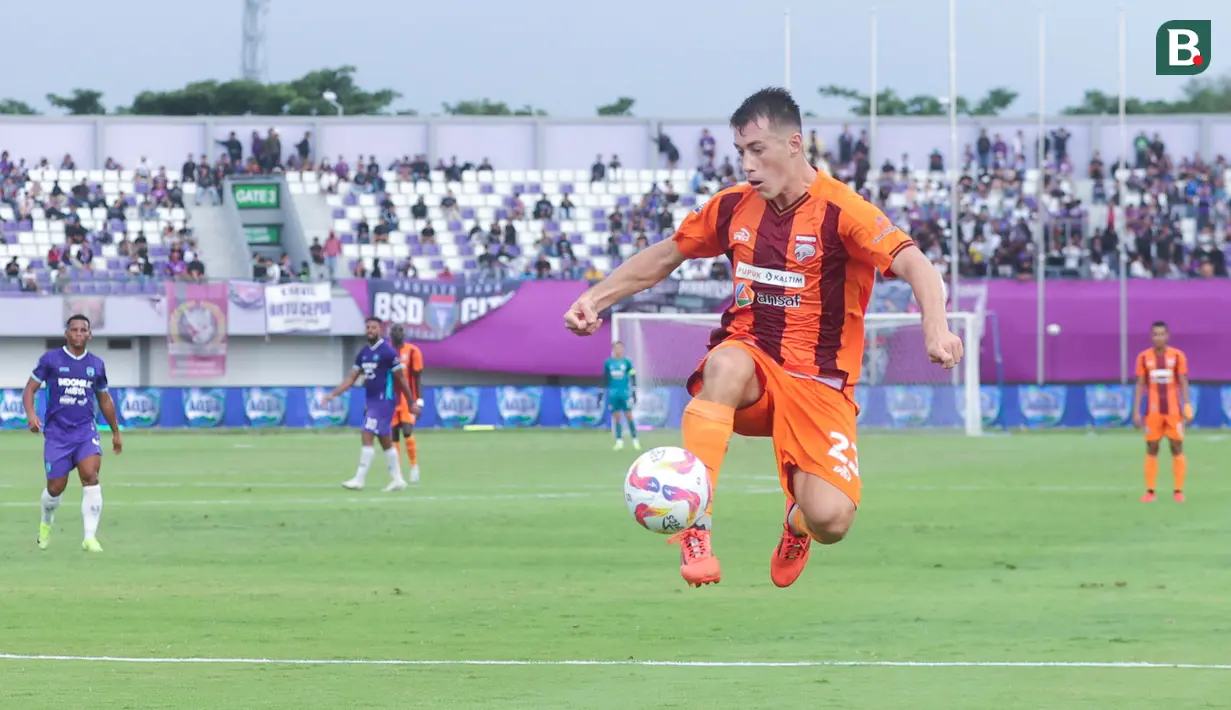 Pemain Borneo FC, Mariano Peralta, mengontrol bola saat melawan Persita Tangerang pada laga pekan ke-24 BRI Liga 1 2024-2025 di Stadion Indomilk Arena, Tangerang, Sabtu (22/2/2025). (Bola.com/M Iqbal Ichsan)