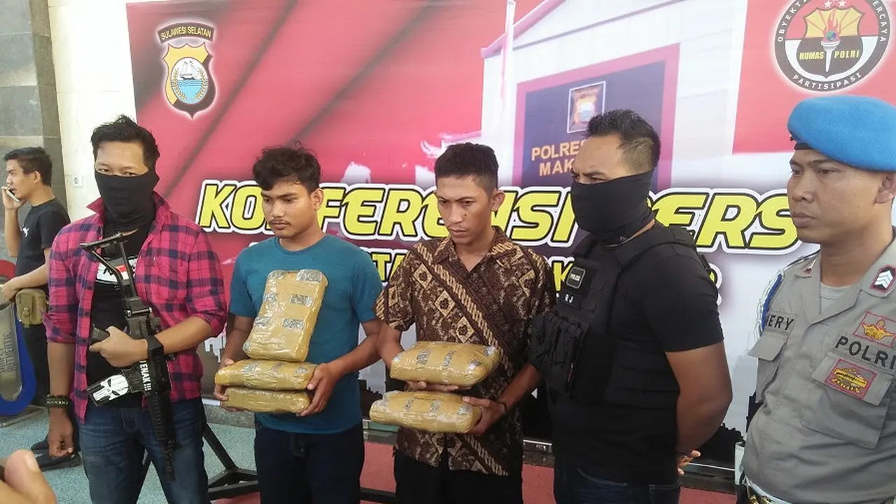Dua kurir narkoba jenis ganja seberat 5 kg berhasil ditangkap (Liputan6.com/ Eka Hakim)