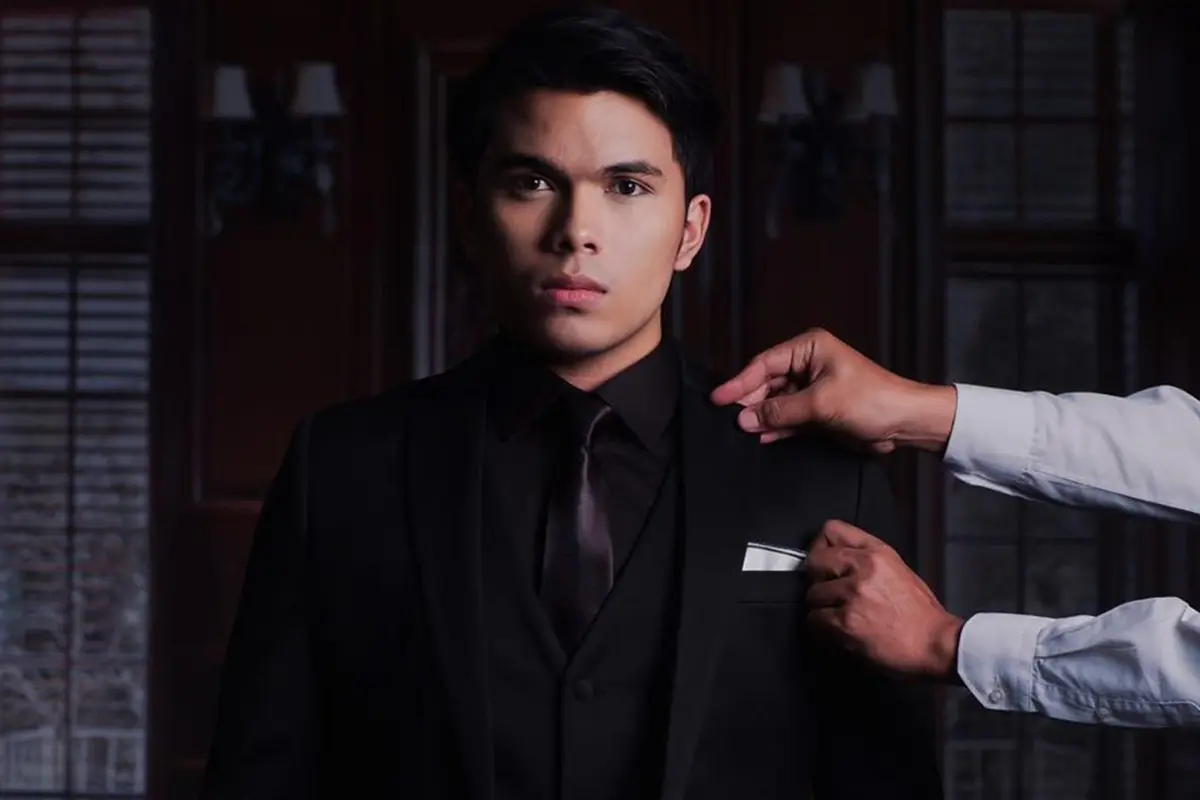 FOTO: Gaya Thariq Halilintar Pakai Outfit Hitam, Tampil Keren