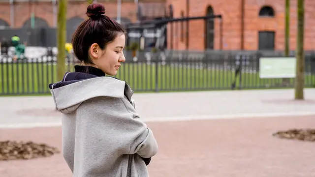 Cara Mengatur Rambut Keriting yang Rentan Kusut dan Mengembang