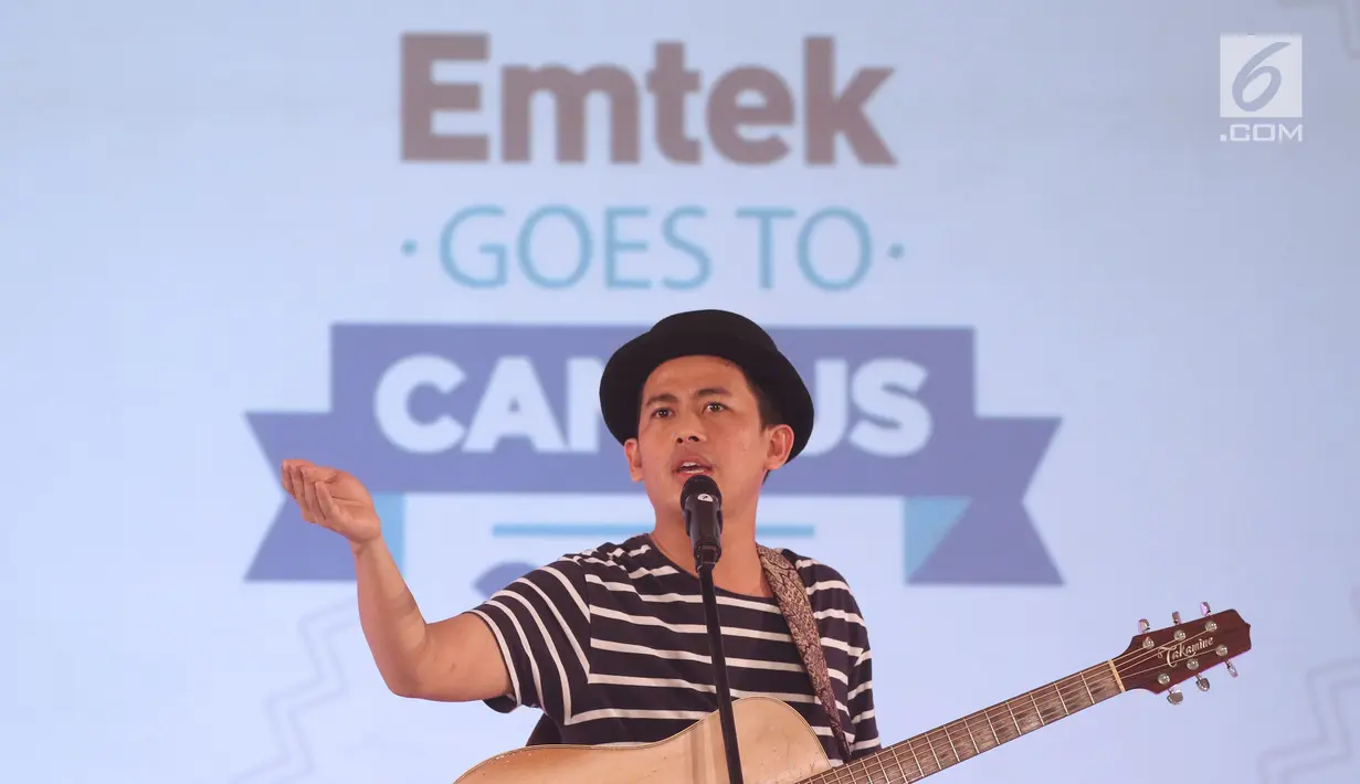 Musisi Budi Doremi saat bernyanyi pada gelaran EGTC 2018 Bandung di Graha Sanusi Hardjadinata, Universitas Padjajdaran, Bandung, Rabu (5/12). Budi Doremi membawakan lagu-lagu diantaranya, Tolong, Friendzone, Doremi.(Liputan6.com/Helmi Fithriansyah)