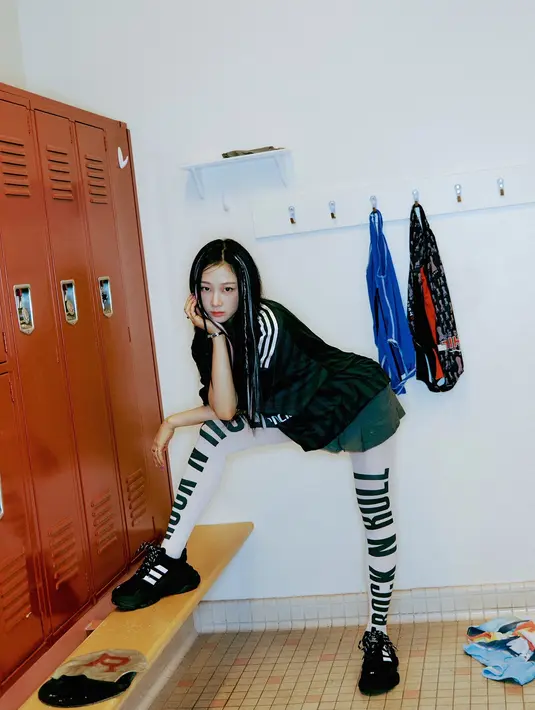 Giselle tampil dengan atasan Jersey hitam Adidas x Balenciaga seharga Rp14 juta dan sneakers Adidas Rp17 juta Dipadukan pantyhouse putih Rp1,2 juta dari Baquera dan mini skirtnya. (@aespa_official)