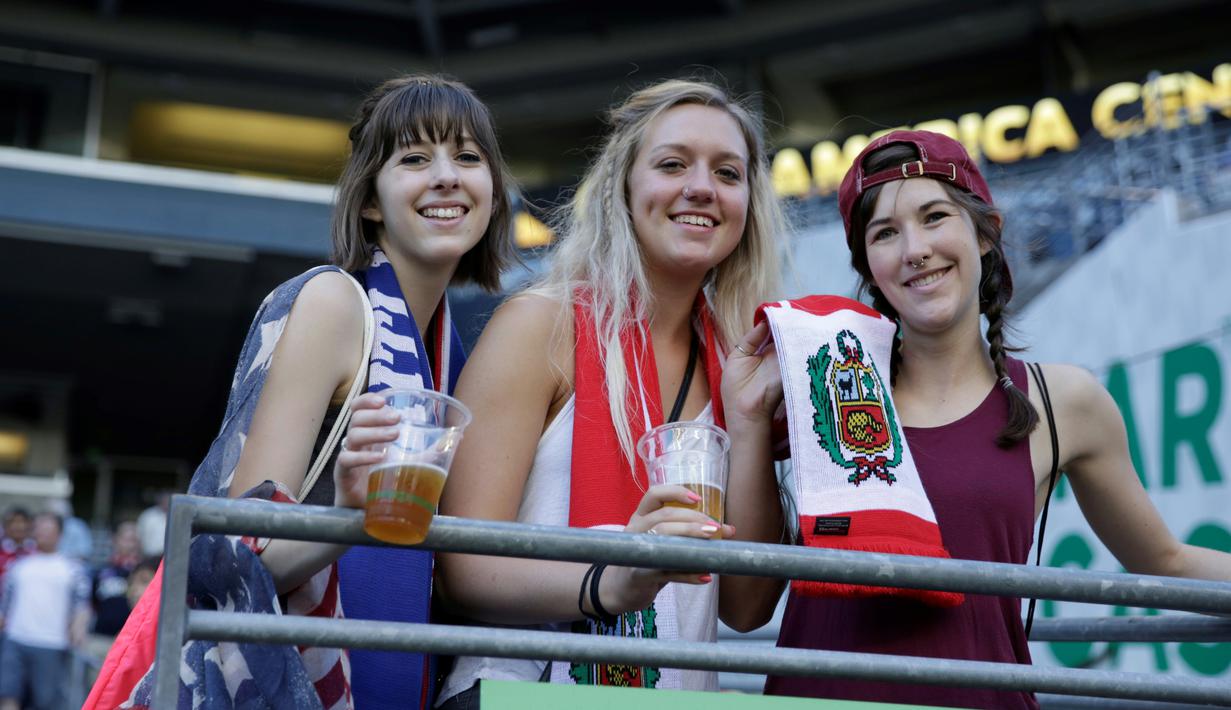 Tiga suporter cantik berpose sebelum pertandingan Copa America Centenario 2016 antara Haiti dan Peru di Seattle, Washington, Amerika Serikat, (4/6). (AFP PHOTO / Jason REDMOND)