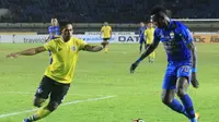 Ezechiel N'Douassel, mulai memperlihatkan ketajamannya bersama Persib Bandung. (Bola.com/Muhammad Ginanjar)
