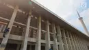 Pekerja merawat keramik Masjid Istiqlal, Jakarta, Rabu (17/7/2019). Renovasi Masjid Istiqlal yang memiliki luas tanah sekitar 93.200 meter persegi dengan luas bangunan 24.200 meter persegi diperkirakan akan selesai pada bulan Maret 2020. (Liputan6.com/Fery Pradolo)