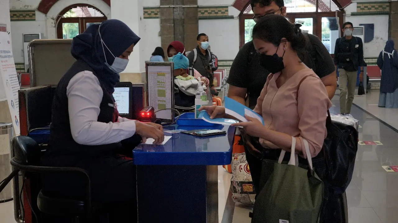Petugas PT KAI melakukan pengecekan tiket calon penumpang yang hendak melakukan perjalanan jarak jauh. (Foto: Liputan6.com/Felek Wahyu)