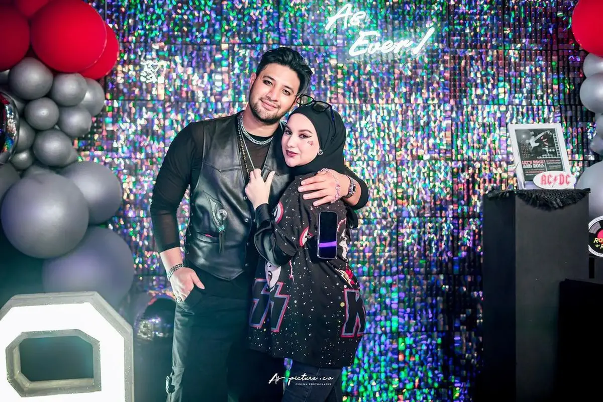 8 Ide Dress Code Pesta Ulang Tahun ala Seleb, Sandra Dewi Pakai Setelan Jas-Nia Ramadhani Bergaya Arabian Night