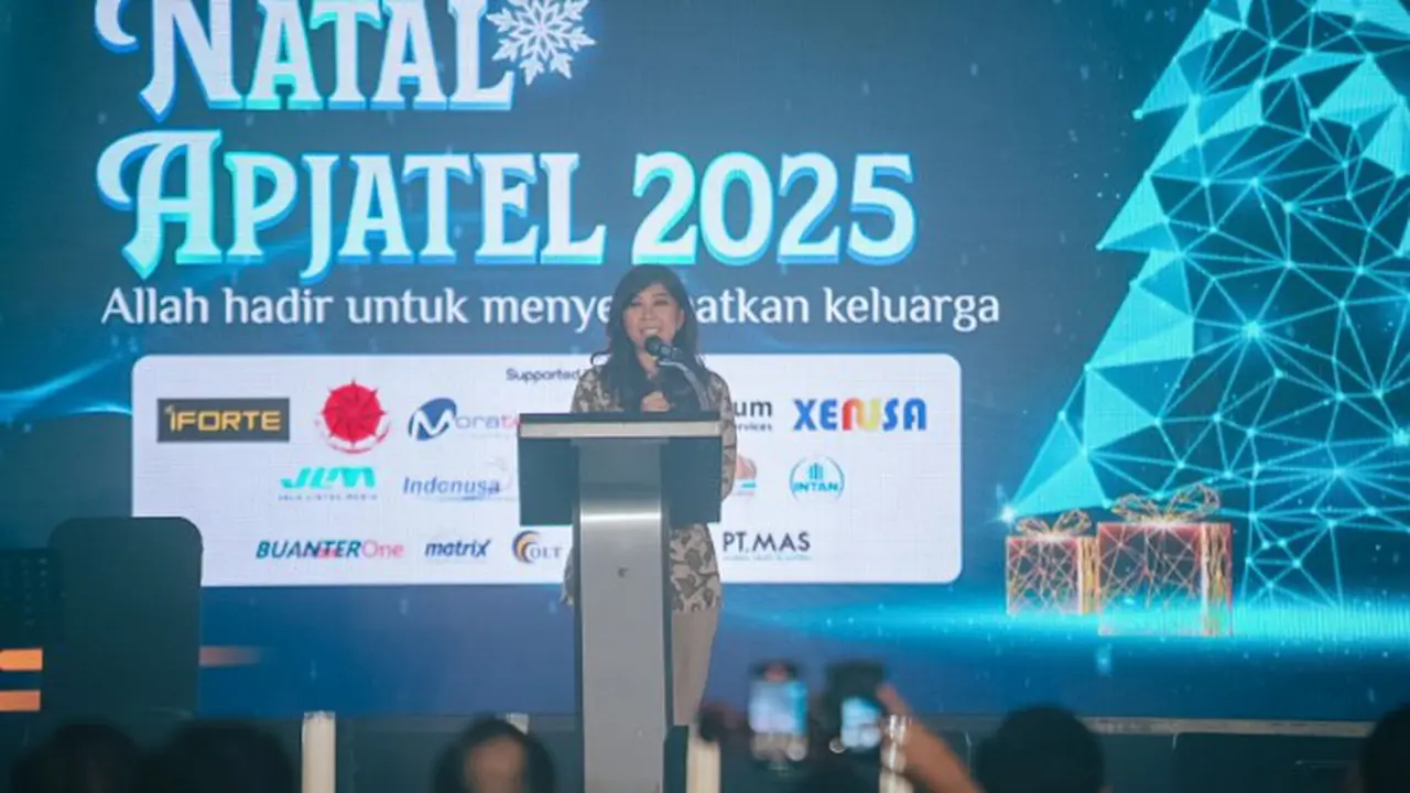 Menkomdigi Meutya Hafid memberikan sambutan pada Perayaan Natal APJATEL 2025 di JW Marriott Hotel, Jakarta Selatan, Kamis (11/12/2025). (Dok Komdigi)