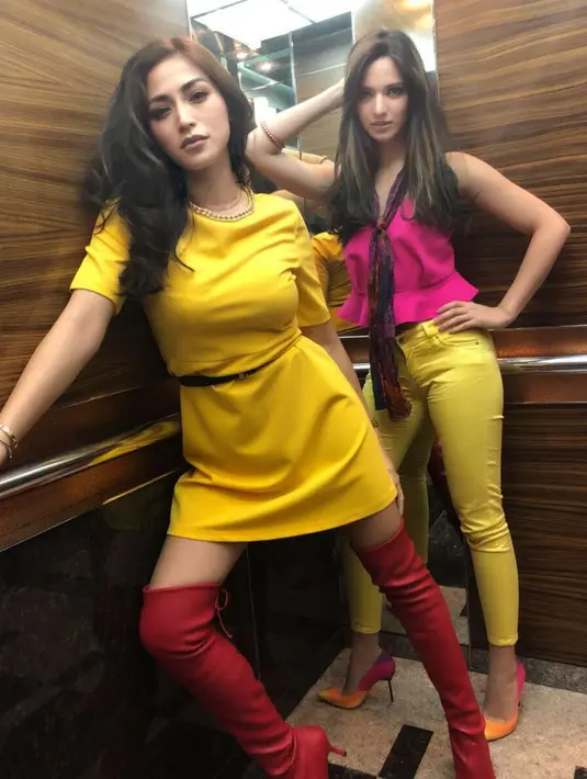 Tidak hanya mengenakan busana warna gelap, terkadang dua sahabat ini juga mengenakan busana warna-warni. Tentu saja hal ini membuat mereka terlihat lebih muda. (Foto: instagram.com/ramadhaniabakrie)