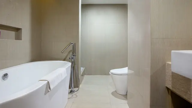 Suite Premier Bathroom di Hotel Grand Inna Malioboro