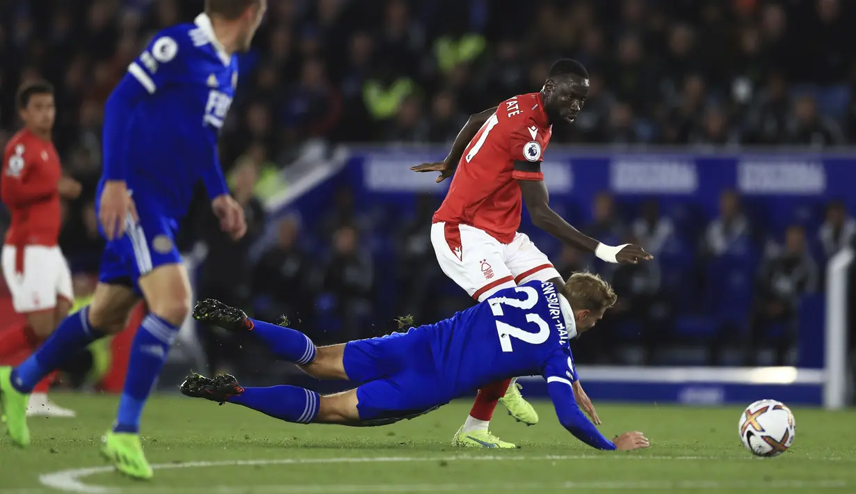 Gelandang Leicester City Kiernan Dewsbury-Hall (bawah) mencoba untuk memblokir tembakan gelandang Nottingham Forest Cheikhou Kouyate dalam lanjutan Liga Inggris 2022/23 pekan ke-9 di Stadion King Power, Leicester, Selasa (4/10) dinihari WIB. Leicester City menang 4-0 saat menjamu Nottingham Forest. (AP Photo/Leila Coker)