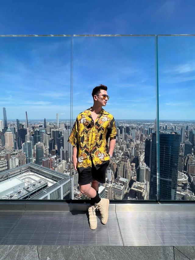 6 Gaya OOTD Verrell Bramasta saat Liburan ke New York, Curi Perhatian