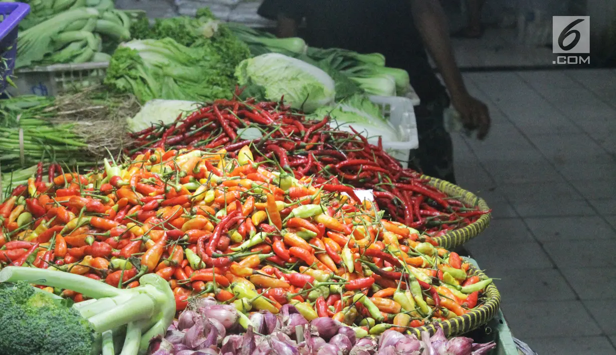 Salah satu pedagang sayur Saepul (35) mengatakan, saat ini harga cabai merah keriting dijualnya berkisar Rp 70.000 per kg yang sebelumnya mencapai lebih dari Rp 100.000 per kg.