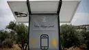 Sebuah tempat pengisian baterai ponsel di stasiun pengisian tenaga surya di kamp pengungsi di Pulau Lesbos, Yunani, 14 Juni 2016. Stasiun ini dirancang oleh sekelompok mahasiswa. (REUTERS/Alkis Konstantinidis)