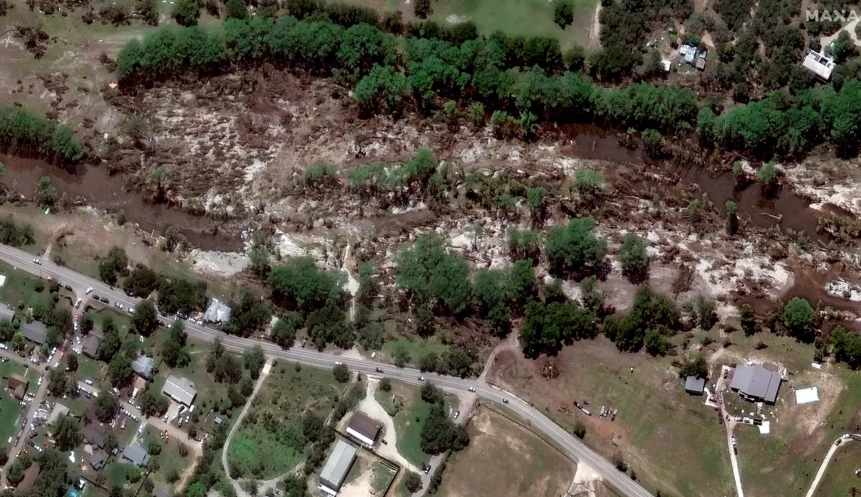 Gambar selebaran milik Maxar Technologies ini menunjukkan jalan raya negara bagian Texas 39 setelah banjir bandang di sepanjang Sungai Guadalupe di Hunt, Texas pada 8 Juli 2025. (Foto oleh Citra satelit ©2025 Maxar Technologies/AFP)
