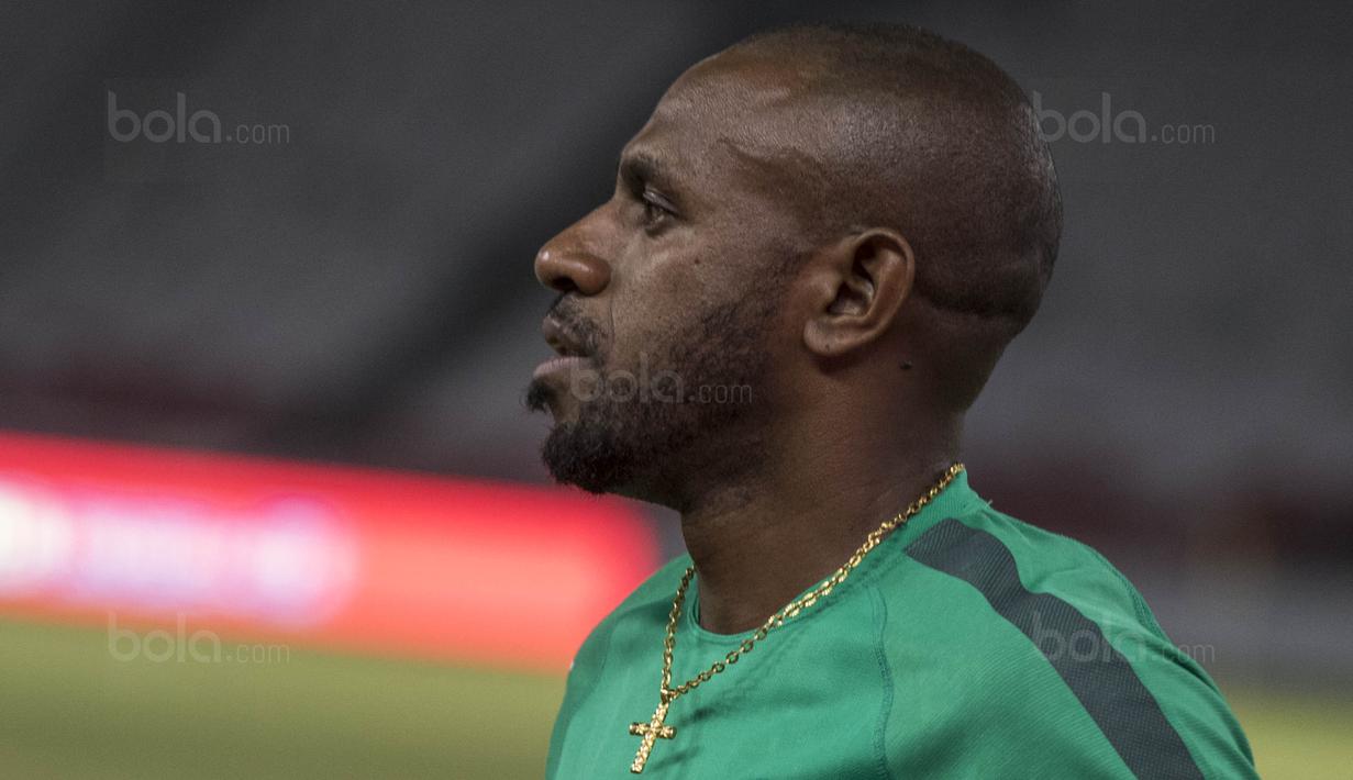 Striker Timnas Indonesia, Boaz Solossa, saat mengikuti latihan di SUGBK, Jakarta, Sabtu (13/1/2018). Timnas Indonesia menggelar latihan terakhir sebelum laga persahabatan melawan Islandia. (Bola.com/Vitalis Yogi Trisna)