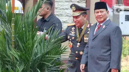Prabowo Subianto menerima tanda kehormatan Bintang Bhayangkara Utama yang disematkan langsung oleh Kapolri Jenderal Pol Listyo Sigit Prabowo. (Liputan6.com/Herman Zakharia)