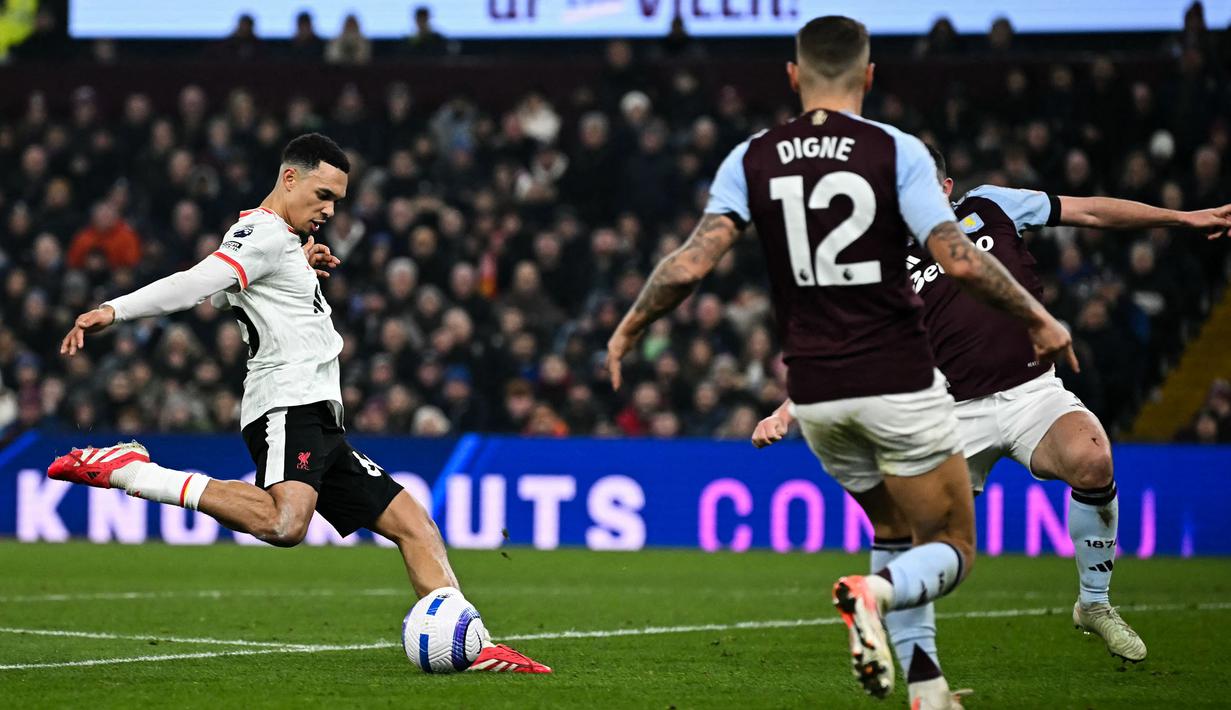 Pemain Liverpool, Trent Alexander-Arnold mencetak gol penyeimbang 2-2 ke gawang Aston Villa dalam laga lanjutan Liga Inggris 2024/2025 di Villa Park, Brimingham, Inggris, Rabu (19/02/2025) waktu setempat. (AFP/Paul Ellis)
