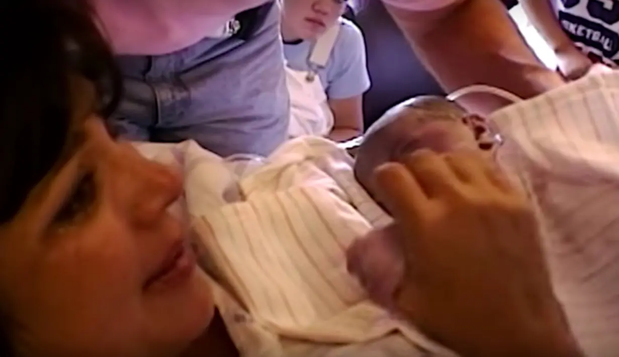 Video tersebut menunjukkan Kris Jenner yang melahirkan Kylie pada tahun 1997. (Youtube)