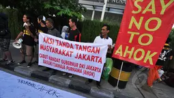 Sejumlah pegiat dari Masyarakat Jakarta Cabut Mandat, menggelar aksi protes kepada Gubernur Ahok di sekitaran Bundaran HI, Minggu (22/2). Dalam aksinya mereka memprotes sejumlah kebijakan Ahok yang dinilai tak pro-rakyat. (Liputan6.com/Faizal Fanani)