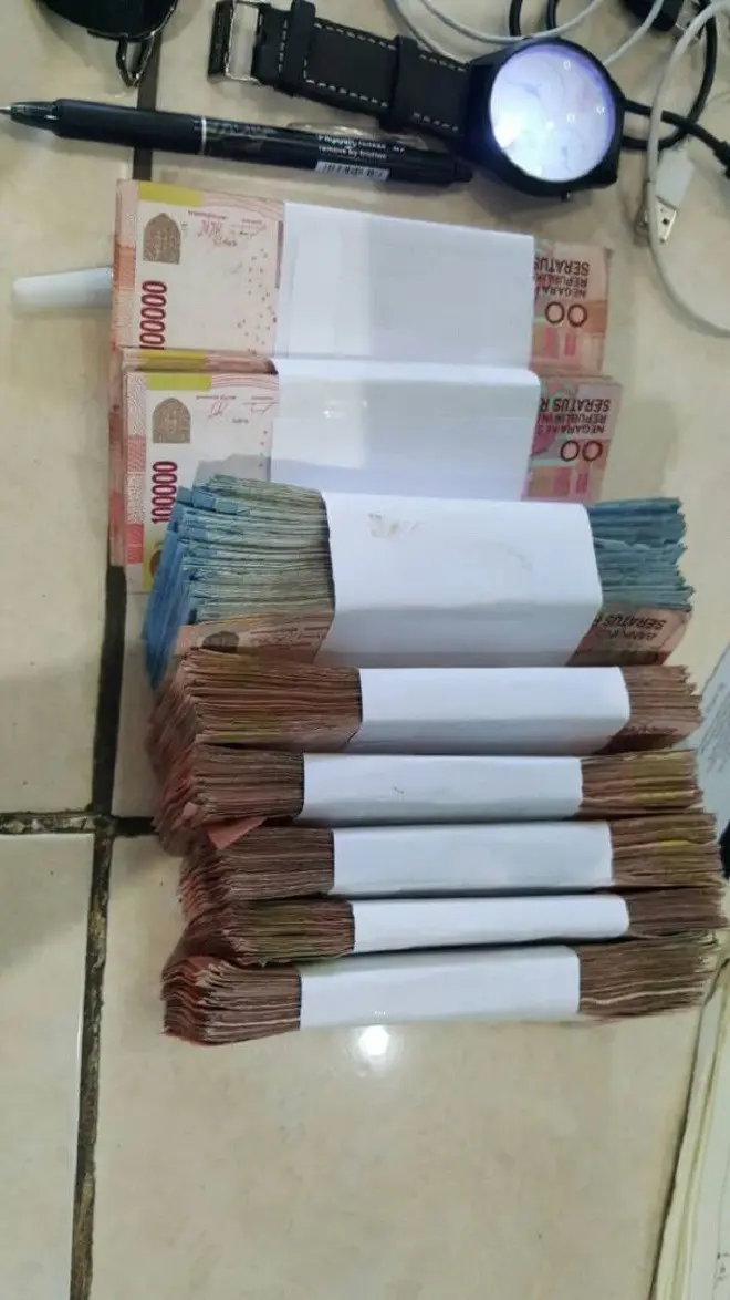 Barang bukti uang hasil pembobolan ATM oleh dua WN Turki. (Liputan6.com/Eka Hakim).