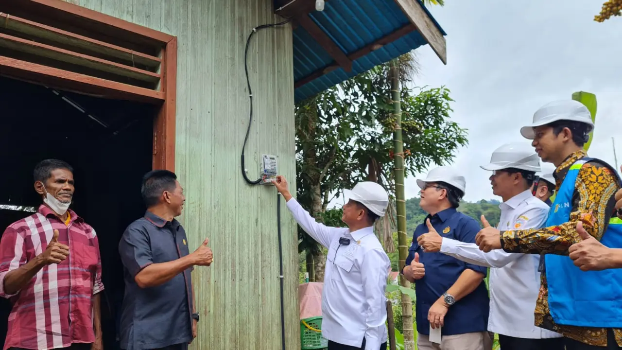 Saat Pelita Digantikan Bohlam, Transformasi Desa 3T di Bawah Cahaya Listrik