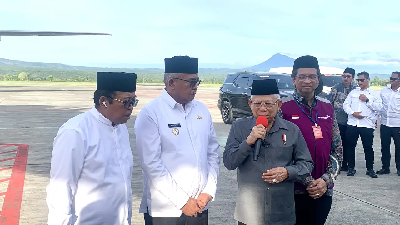 Wakil Presiden (Wapres) Ma'ruf Amin membuka secara resmi Ijtima' Ulama ke-8 Komisi Fatwa se-Indonesia, di Pesantren Bahrul Ulum Sungai Liat, Provinsi Bangka Belitung (Babel) pada Rabu (29/5/2024). (Liputan6.com/Delvira Hutabarat)