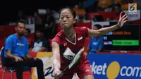 Tunggal putri Indonesia, Fitriani mengembalikan kok ke arah Kirsty Gilmour (Skotlandia) pada babak pertama Indonesia Masters 2018 di Istora Senayan, Jakarta, Rabu (24/1). Fitriani unggul 20-22, 21-15, 21-16. (Liputan6.com/Helmi Fithriansyah)