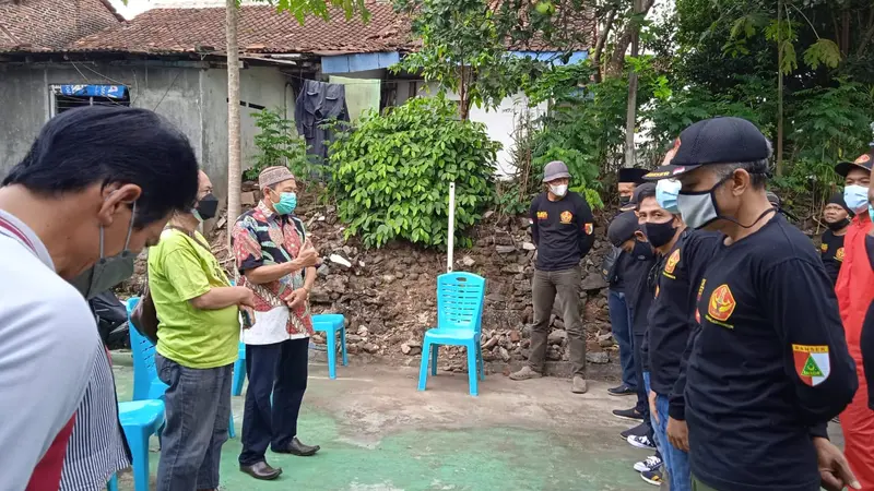 Penyemprotan disinfektan di Kedungwulud, Purwokerto Barat. (Foto: Liputan6.com/Rudal Afgani)