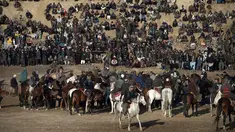 Para penunggang kuda Afghanistan bersaing memperebutkan bangkai saat pertandingan olahraga tradisional Buzkashi di Mazar-i-Sharif, Afghanistan (20/12). Buzkashi adalah olahraga tradisional yang cukup populer di kawasan Asia Tengah. (AFP/Farshad Usyan)