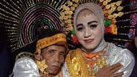 Pernikahan antara Bora (58) dan Ira Faizal (19) di Desa Bana, Kecamatan Bontocani, Kabupaten Bone, Sulawesi Selatan pada Rabu (7/4/2021). (Liputan6.com/ Fauzan)