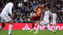 Pemain Galatasaray, Florin Andone, melepaskan tendangan ke gawang Real Madrid pada laga Liga Champions di Stadion Santiago Bernabeu, Rabu (6/11). Real Madrid menang 6-0 atas Galatasaray. (AP/Manu Fernandez)