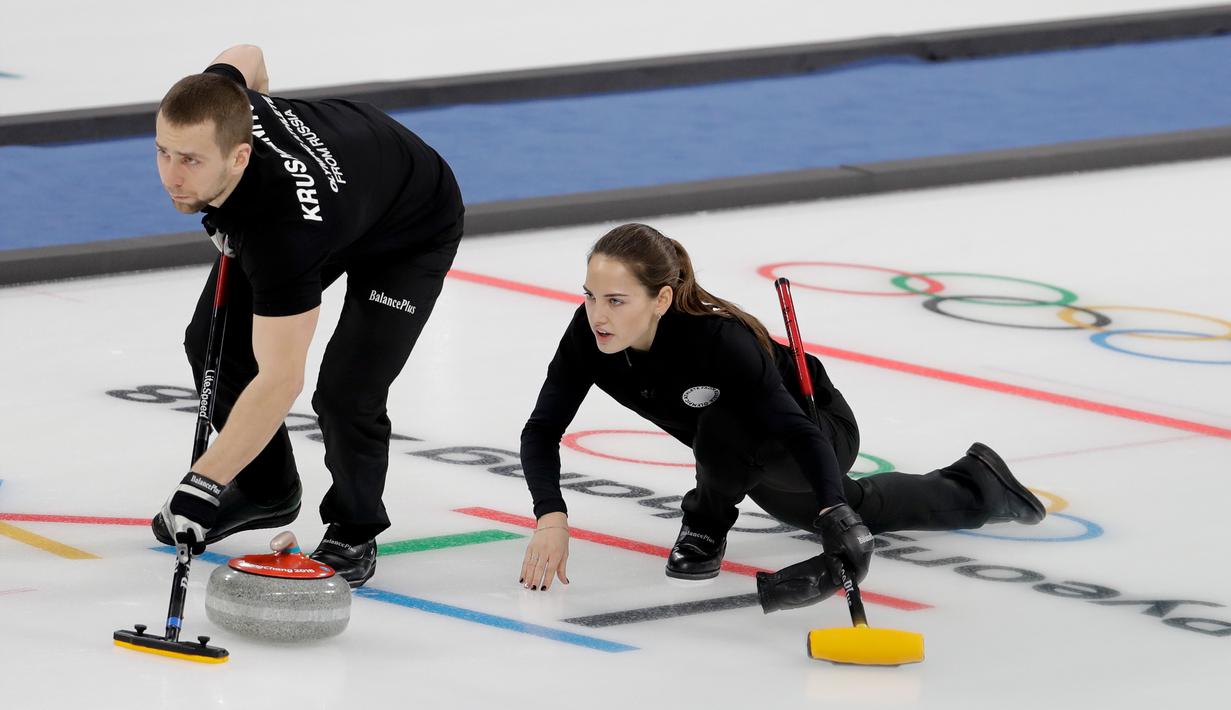 Atlet Curling dari Rusia Anastasia Bryzgalova berlaga bersama rekan setimnya Aleksandr Krushelnitckii dalam Olimpiade Musim Dingin 2018 di Gangneung, Korea Selatan (12/2). (AP Photo / Natacha Pisarenko)
