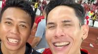 Ganindra Bimo nonton langsung pertandingan semifinal Piala AFF U-23 2025 antara Timnas Indonesia U-23 vs Thailand U-23 di SUGBK, Senayan, Jakarta, 25 Juli 2025. (dok. Instagram @ganindrabimo/https://www.instagram.com/p/DMimAFaSLsj/)