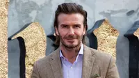 Aktor David Beckham berpose saat tiba menghadiri pemutaran perdana film 'King Arthur The Legend Of The Sword' ', di London, Inggris (10/5). Mantan pesekbola ini tampil keren dengan busana dan sepatu serba coklat. (Photo by Grant Pollard/Invision/AP)