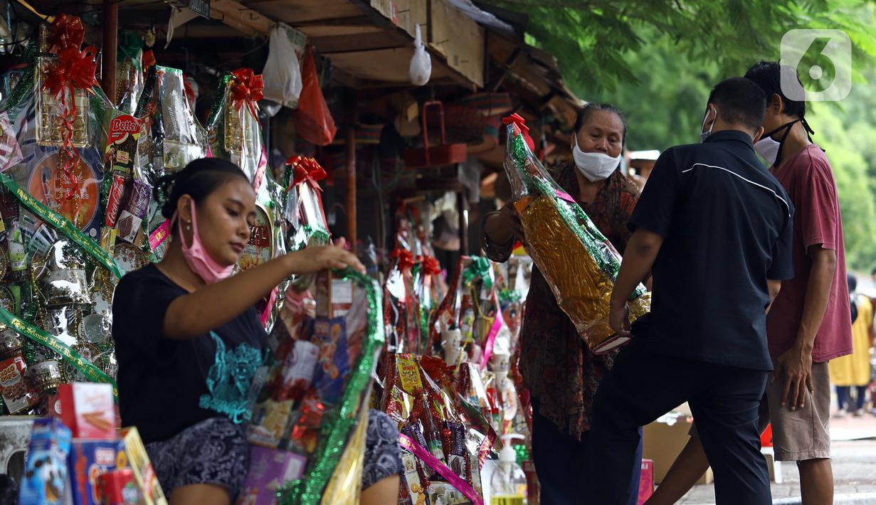 Pedagang parsel melayani pembeli di Barito, Jakarta, Rabu (13/5/2020). Di tengah pandemi virus corona COVID-19, para pedagang mengaku penjualan parsel Lebaran menurun hingga 80 persen dari tahun sebelumnya. (Liputan6.com/Herman Zakharia)