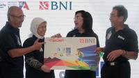 Direktur Hubungan Kelembagaan BNI Adi Sulistyowati (Kedua Kanan) menyerahkan secara simbolis mock up TapCash BNI ITB Ultra Marathon kepada Direktur Alumni dan Humas ITB Samitha Dewi Djajanti (Kedua Kiri) di Jakarta, Senin (17 September 2018).