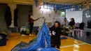 Pengumuman tersebut disambut hangat warga Israel yang berlindung di sejumlah lokasi perlindungan bawah tanah. Tampak dalam foto, warga membongkar tenda mereka di tempat perlindungan bawah tanah tempat mereka tinggal selama perang dengan Iran, setelah pengumuman gencatan senjata selama dua minggu, di Tel Aviv, Israel, Rabu 8 April 2026. (AP Photo/Ohad Zwigenberg)