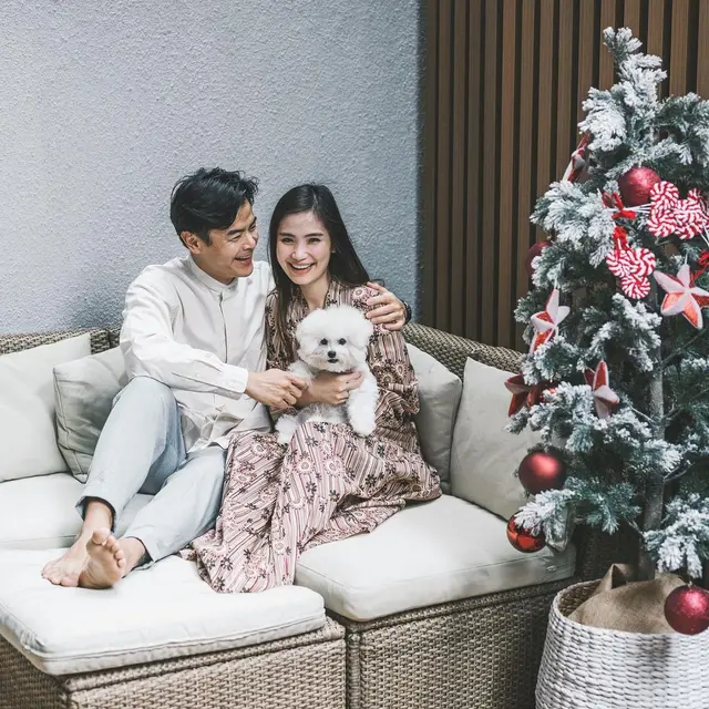 Umumkan Kehamilan Pertama, Ini 8 Potret Mesra Dion Wiyoko dan Istri