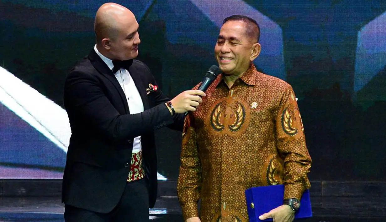 Menteri Pertahanan RI, Ryamizard Ryacudu menerima piagam Penganugerahan Predikat Kepatuhan Ombubudsman RI  di Auditorium TVRI, Jakarta, Senin (12/10). Penganugerahan diberikan langsung oleh Ketua Ombudsman RI Amzulian Rifai. (Liputan6.com/Pool/Kemenhan)