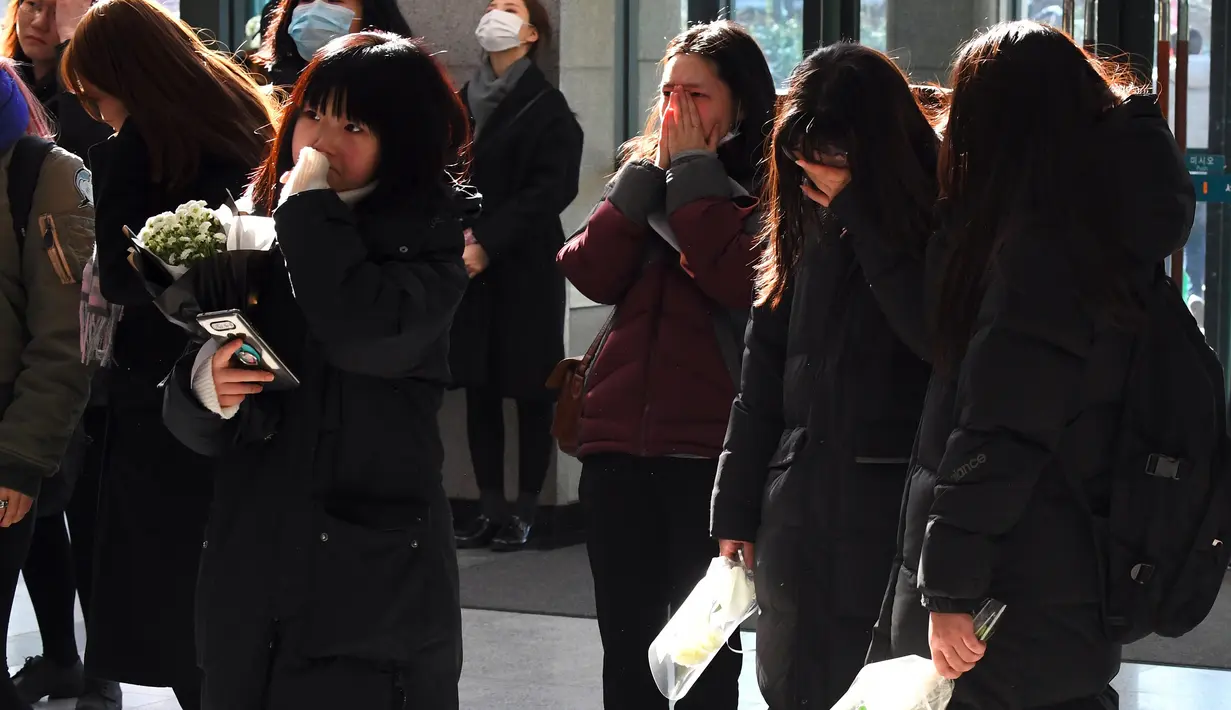 Akan tetapi pihak keluarga dari Jonghyun menolak untuk dilakukan autopsi. (JUNG Yeon-Je/AFP)