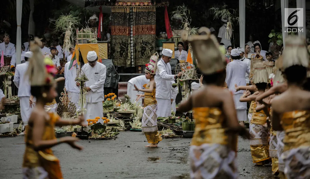 Suasana prosesi upacara Tawur Agung Kesanga 2019 di Pura Aditya Jaya Rawamangun, Jakarta, Rabu (6/3). Prosesi Tawur Agung yang dihadiri umat Hindu merupakan rangkaian perayaan Hari Raya Nyepi Tahun Baru Saka 1941. (Liputan6.com/Faizal Fanani)