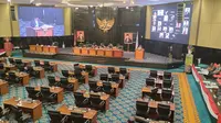 DPRD DKI Jakarta menggelar Rapat Paripuna dengan agenda Penyampaian Pemandangan Umum Fraksi-Fraksi terhadap dua rancangan peraturan daerah (Raperda). (Dok. Liputan6.com/Winda Nelfira)