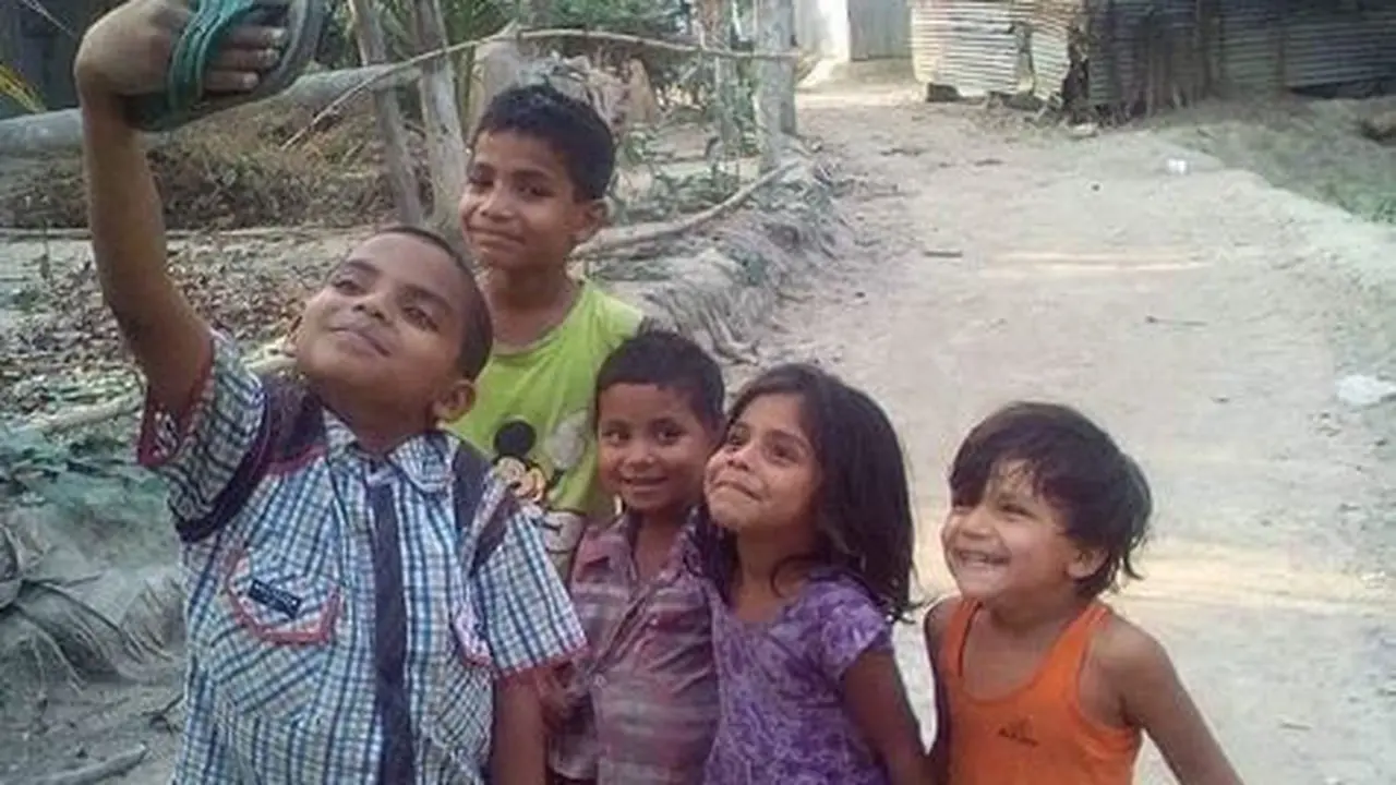 Viral Potret Anak-anak Selfie Pakai Sandal