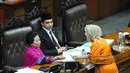 Politikus PKB Anna Muawanah memberikan Flash Disk berisi rekaman sidang kepada Pimpinan DPR Sementara Popong Otje Djundjungan, Jakarta, (2/10/14). (Liputan6.com/Andrian M Tunay) 