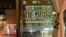 Slogan bertuliskan "Pengacara Uribe membela preman", mengacu pada mantan presiden Kolombia (2002-2010) Alvaro Uribe- diproyeksikan oleh aktivis @lanuevabandadelaterraza di bagian depan gedung, sebagai bagian dari cara baru untuk melakukan protes di Medellin, 9 Agustus 2020. (JOAQUIN SARMIENTO/AFP)