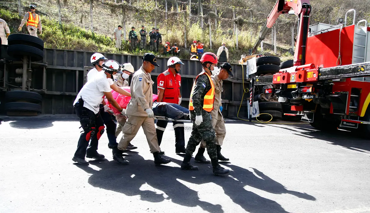 Petugas penyelamat mengevakuasi korban kecelakaan antara sebuah bus dengan truk di pinggiran Ibu Kota Honduras, Tegucigalpa, Minggu (5/2). Kecelakaan terjadi di jalan raya yang menghubungkan Ibu Kota dengan Honduras selatan. (AP Photo/Fernando Antonio)