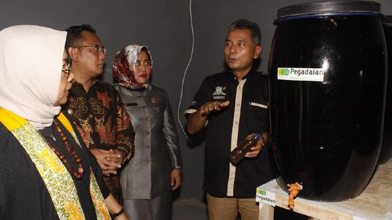 Direktur Utama Pegadaian Sunarso saat meresmikan Bank Sampah dan Taman Desa, di Desa Setia Asih, Kabupaten Bekasi. Kamis (2/8/2018). (Dwi Aditya Putra/Liputan6.com)