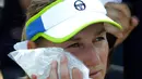 Petenis Rusia, Ekaterina Makarova menaruh es di wajahnya karena kepanasan saat istirahat bertanding melawan Julia Goerges asal Jerman di putaran kedua AS Terbuka, New York, Rabu (29/8). (AP Photo/Seth Wenig)