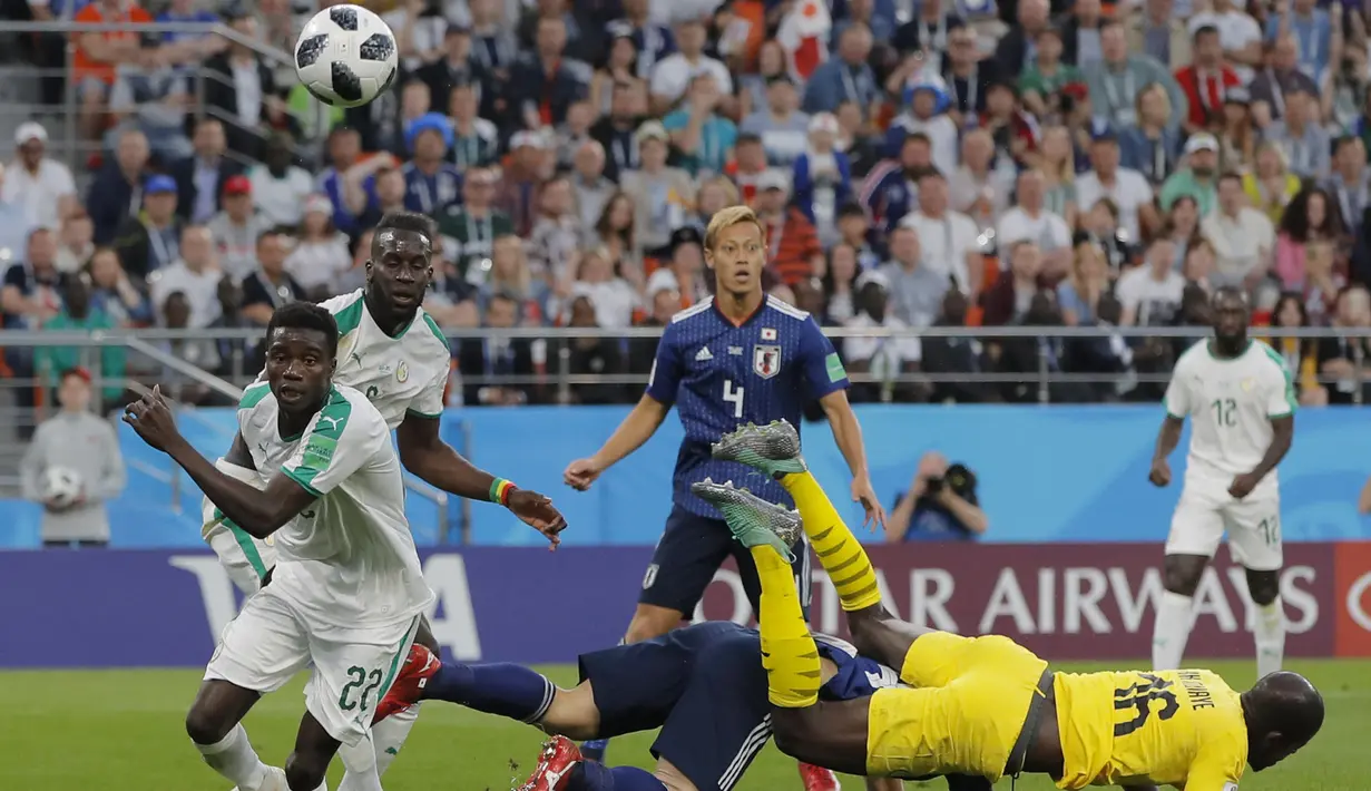 Bek Senegal, Moussa Vague, berusaha mengamankan bola saat melawan Jepang pada laga grup H Piala Dunia di Yekaterinburg Arena, Yekaterinburg, Minggu (25/6/2018). Kedua negara bermain imbang 2-2. (AP/Vadim Ghirda)